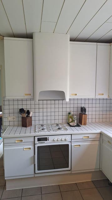 Witte keuken met tegelwerkblad