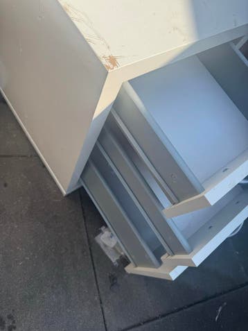 Wit ladeblok op wielen