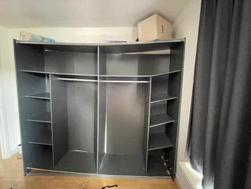 Grote kledingkast met spiegeldeuren