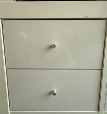 Witte ikea lade voor in de Kallax kast