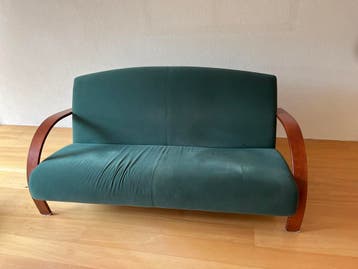 Groene tweezitsbank met houten armleuningen