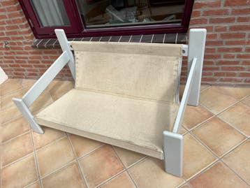 Houten frame van een 2-zits bank.