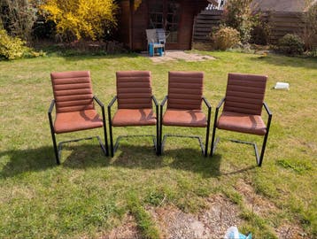 Set van 4 bruine stoelen met metalen frame