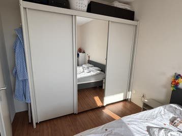 Driedeurs witte garderobekast