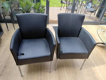 Set van 2 zwarte stoelen.