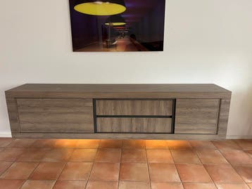 Gratis! dressoir kast. Hangend model. Ledverlichting 260cm