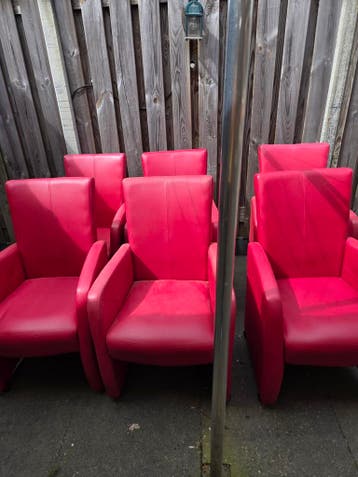 Wie kan ik blij maken  met 6 rode eetstoelen