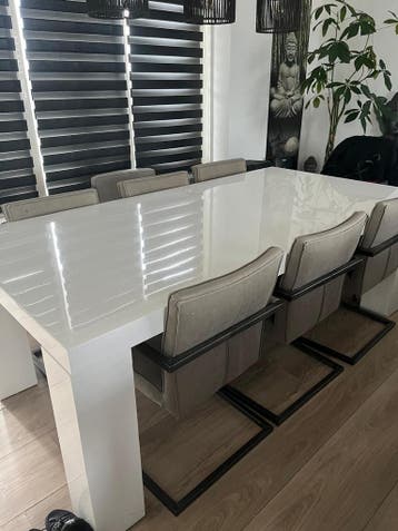 Gratis: witte hoogglans eettafel