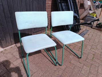 Twee blauwe stoelen