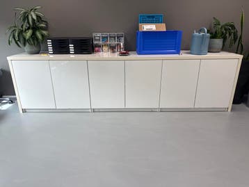 Witte kast met deuren