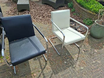 2 stoelen, zwart en wit