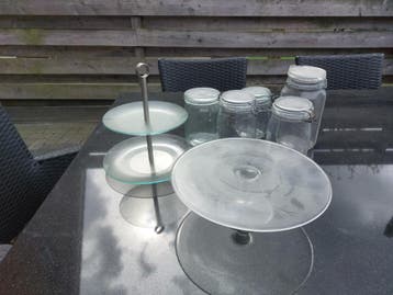 Glazen etagere en voorraadpotten