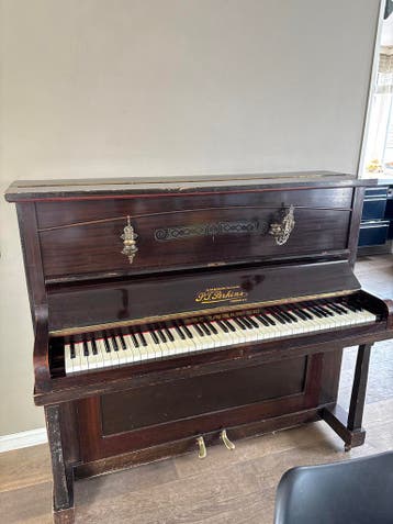 Vintage piano, vals. Moet gestemd worden. Daarom gratis