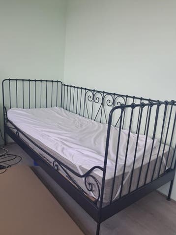 Zwart metalen bedframe met lattenbodem (gratis af te halen)