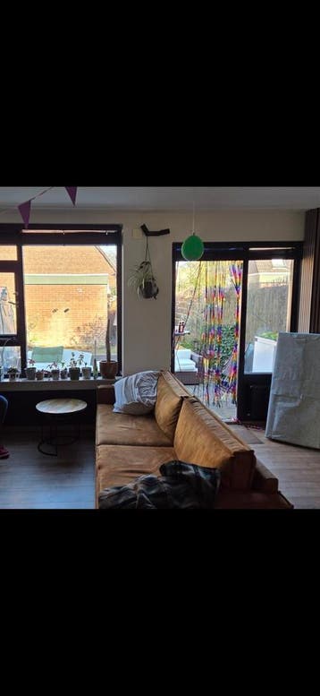 GRATIS - Cognac suede 3-zits bank