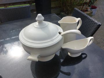 Soepterrine, juskom en waterkan van Royal Boch