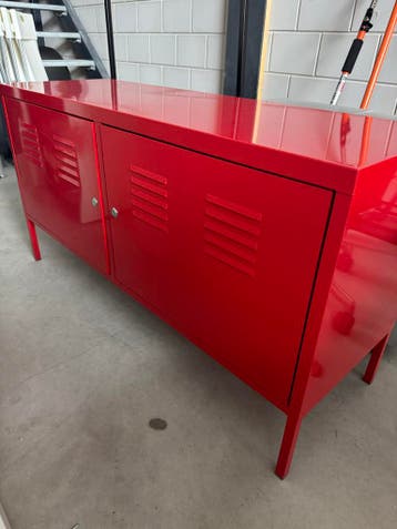 Rode metalen kast met twee deuren