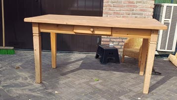 Gratis af te halen: Stevige grenen eettafel