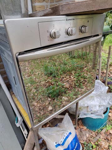 Gratis af te halen vaatwasser, oven en bank in Winterswijk.