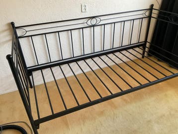 Eenpersoons zwart metale lledikant en matras