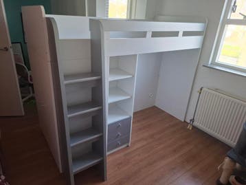 Wit met zilveren hoogslaper met ingebouwde kast