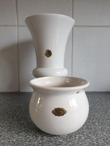 Delfs wit vaas en hangbloempotje. Gratis af te halen