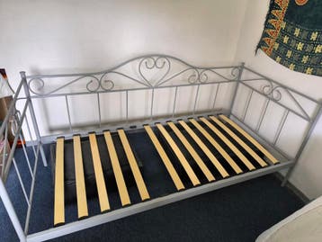 Eenpersoons bed met metalen frame