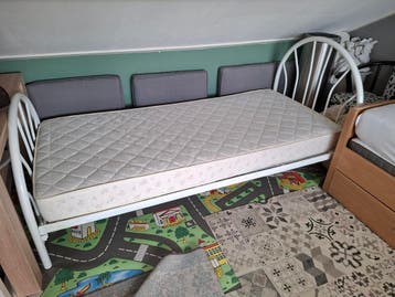 Hratis: Eenpersoons ijzeren bed met lattenbodem en matras