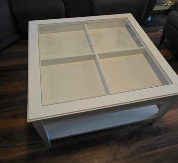 IKEA Salontafel met glazen blad en lichte beschadigingen