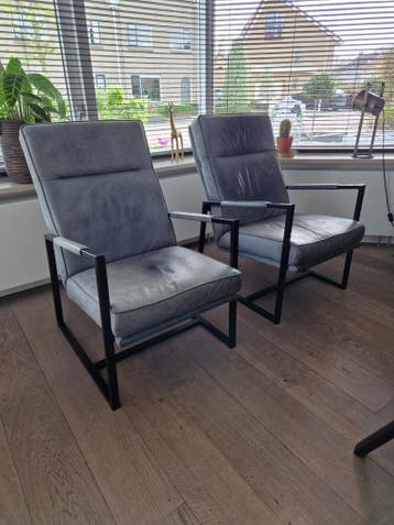 Twee stoelen, blauw leer, gratis ophalen na 25 april
