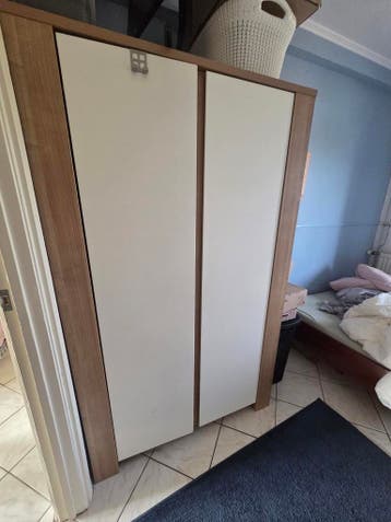 GRATIS: Kledingkast met twee deuren en planken +wandschap