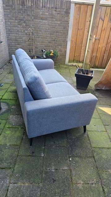 Moderne grijze tweezitsbank - Zo goed als nieuw