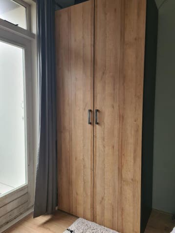 Gratis: Zo goed als nieuw, houtlook kledingkast hoog