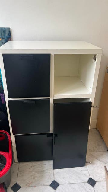 Witte IKEA kast met zwarte deurtjes