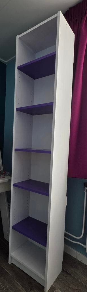 Boekenkast wit met paarse planken