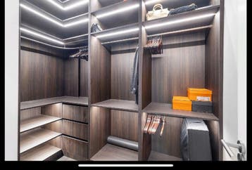 Inloopkast met planken en hangruimte