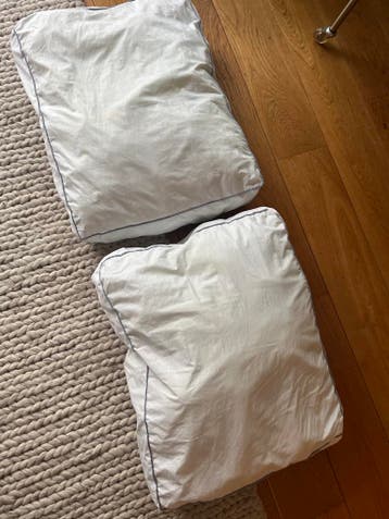 Gratis. Twee witte kussens van Quality Sleep, 50x60x10
