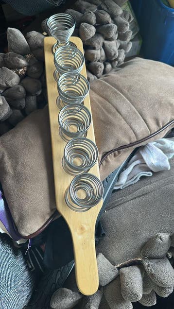 Gratis: Glazen schaal met rood, wit en zwart patroon