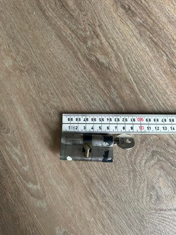 Cilinder slot met twee sleutels  merk Buva