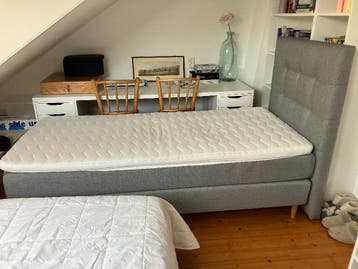 Eenpersoons bed met hoofdbord