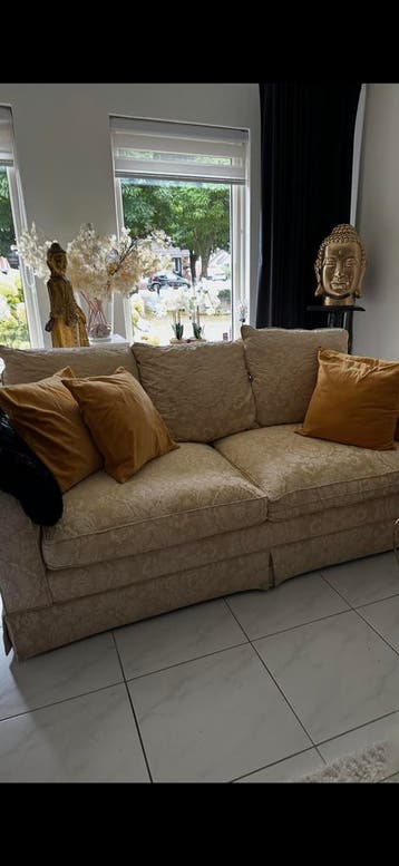 GRATIS 2 banken de dezelfde en een glazen tafel gratis