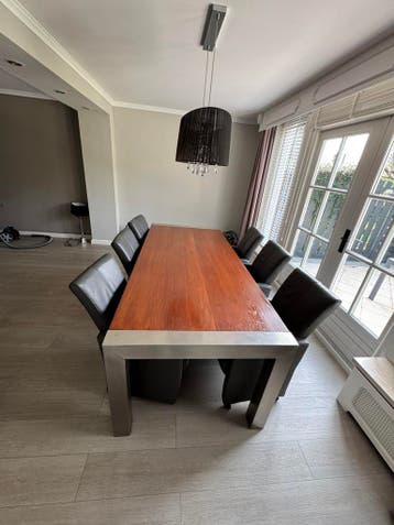 GRATIS: Eettafel en zes eetkamerstoelen