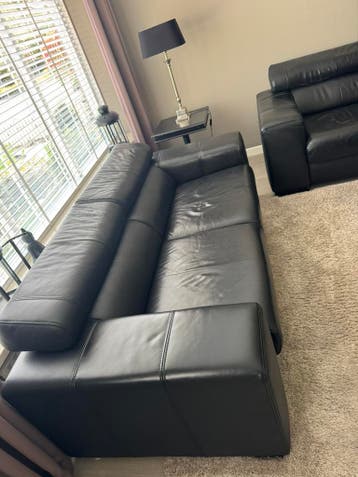 GRATIS; Twee zwarte leren banken