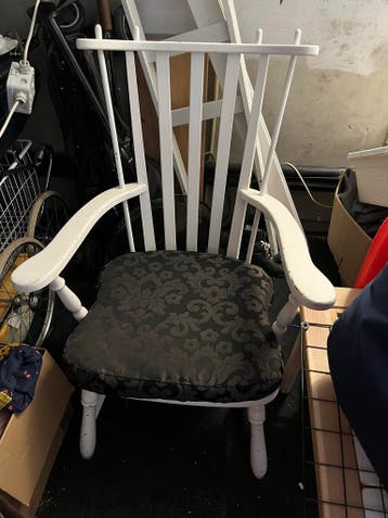 Witte stoel met donker kussen gratis