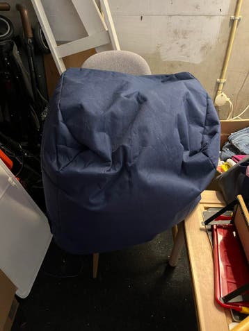 Donkerblauwe zitzak kubus gratis