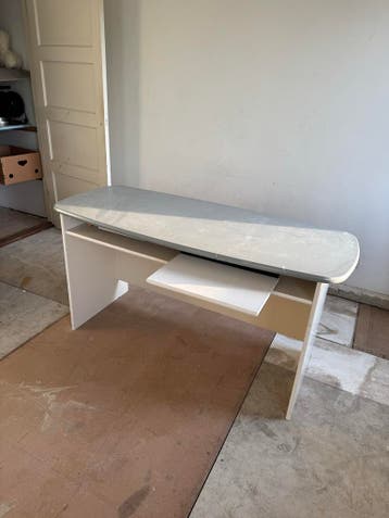 Bureau met uitschuifbaar toetsenbordblad