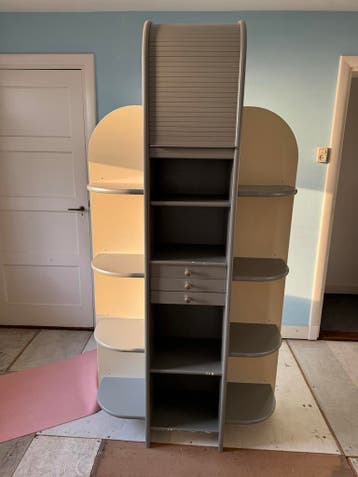 Kast met roldeur en planken