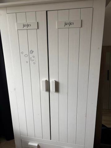 Witte kledingkast met lade