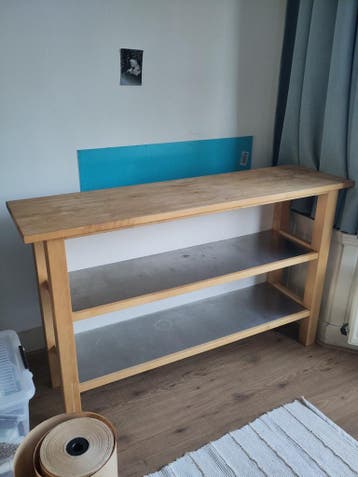 Houten bankje met metalen planken