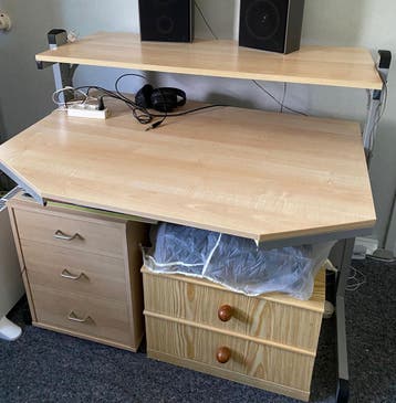 Bureau met extra plank erboven. Gratis af te hslen